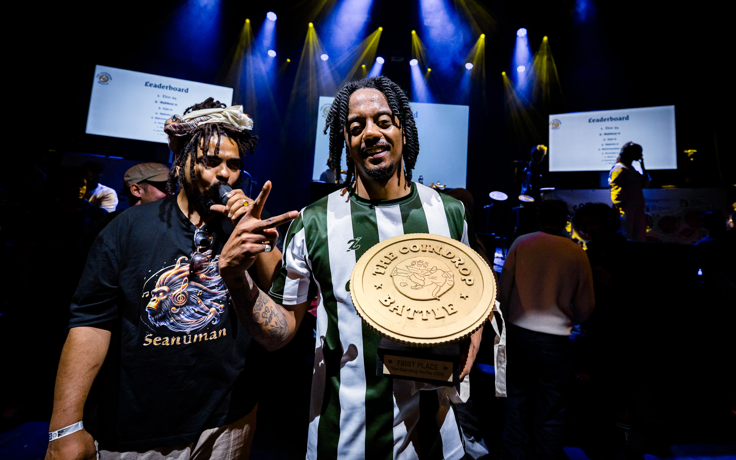 Foto van de winnaar van de Coindrop battle samen met MC Sean in de Vorstin in Hilversum