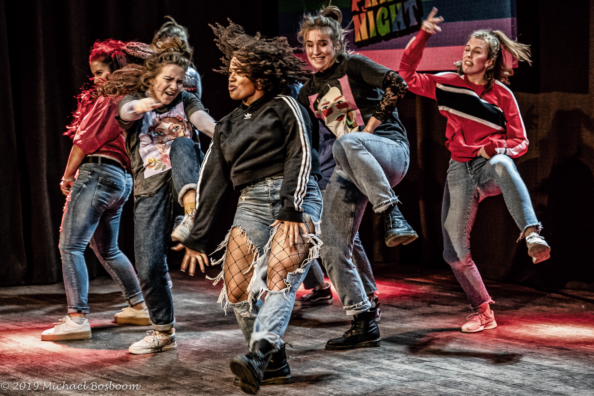 Meiden van Dynamic Arts Dance Academy zijn aan het dansen on stage in de Vorstin Hilversum.