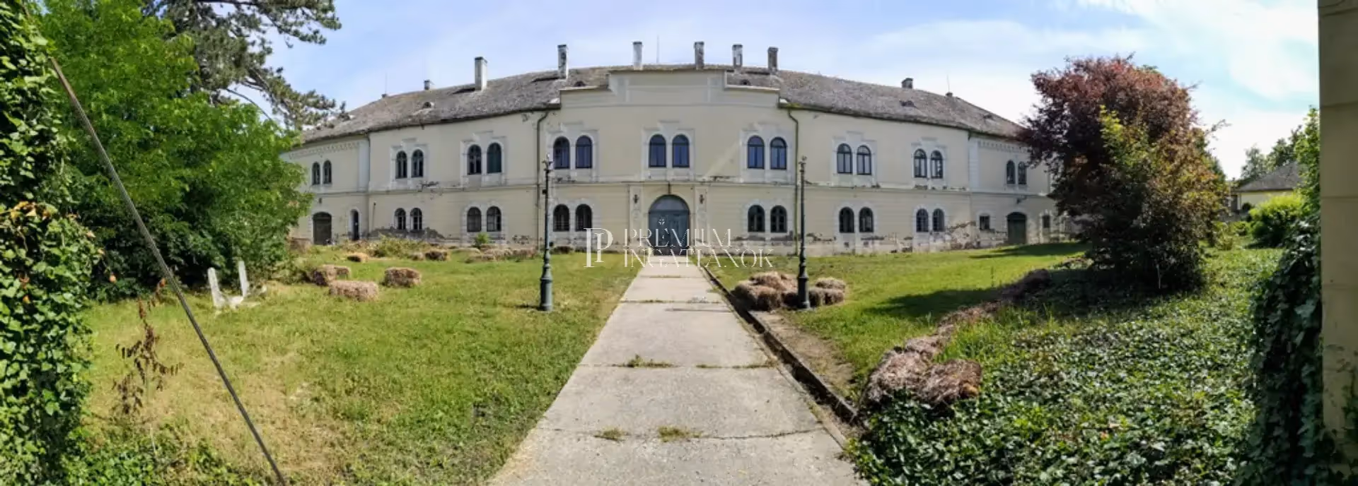 6500 Baja - Műemlék besorolású, tégla falazatú kastély