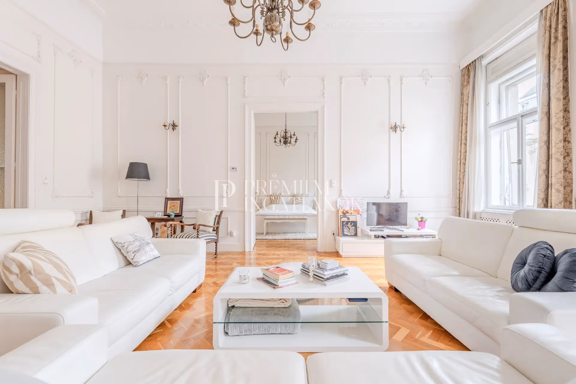 Budapest 5. kerület - Stukkókkal gazdagon díszített háromszobás nagypolgári lakás