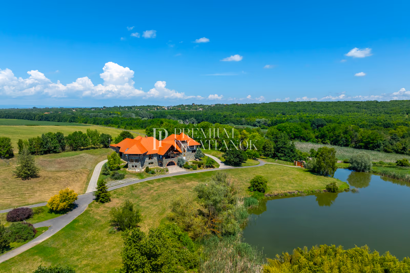 Fedezze fel ezt az Elbűvölő Birtokot a Balaton szívében!