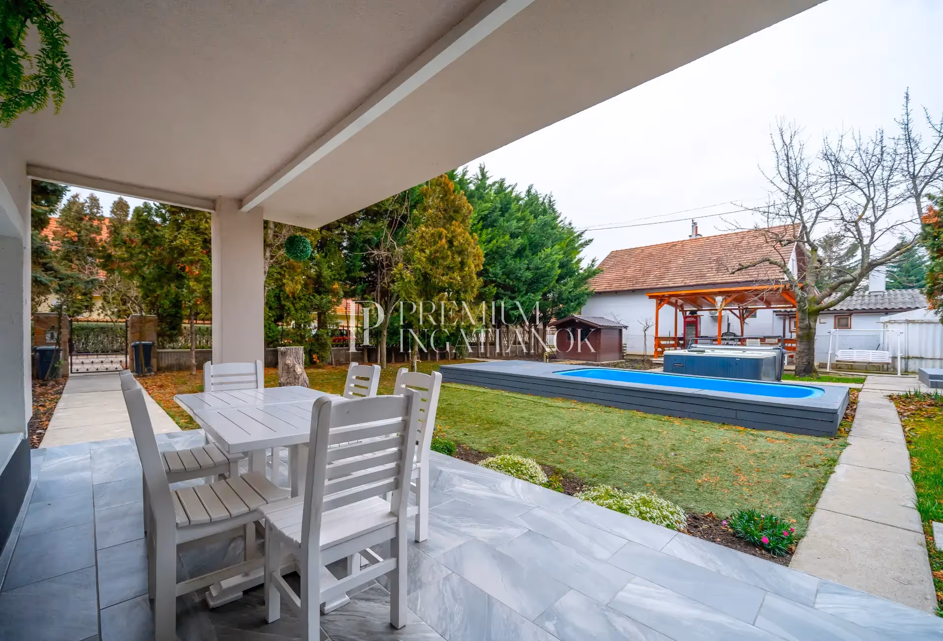 Tágas, többgenerációs családi ház Pomázon