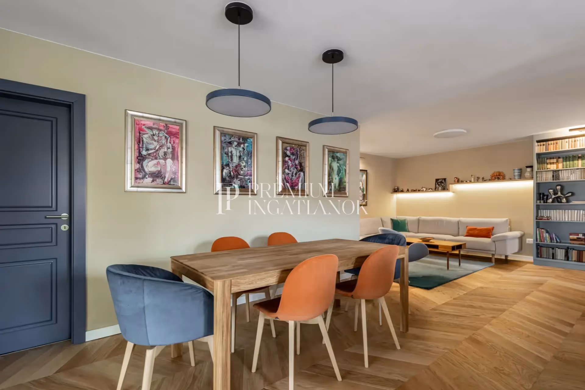 Elegáns étkező tölgyfa asztallal, bársony kék és narancs székekkel, valamint modern festményekkel a Geppetto Belsőépítész Iroda tervei alapján.