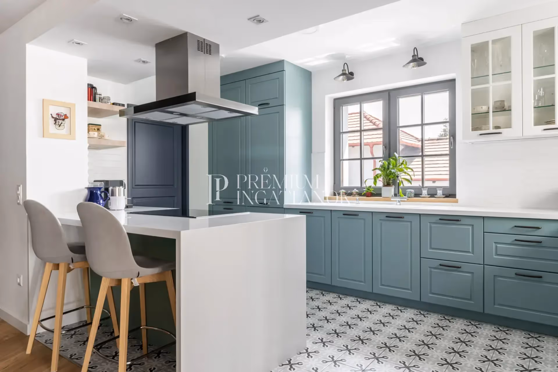 Modern konyha-étkező pasztell türkiz bútorral, Dekton Zenith munkalappal, halszálkás tölgy parkettával és mintás padlólappal.