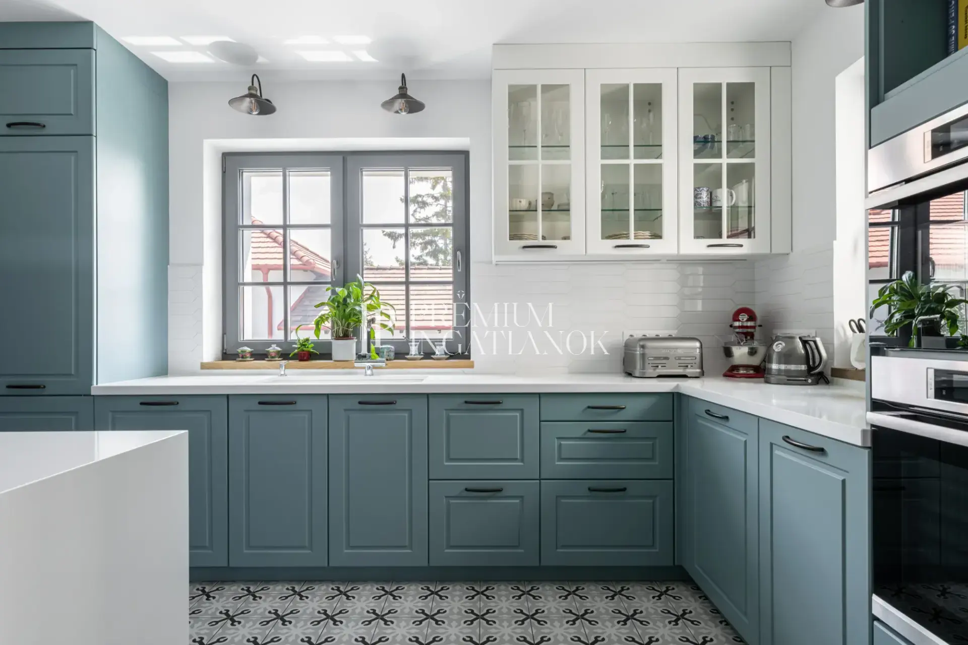 Csúcskategóriás modern konyha kék bútorral, Dekton munkalappal és mintás járólappal a szári házban közelről