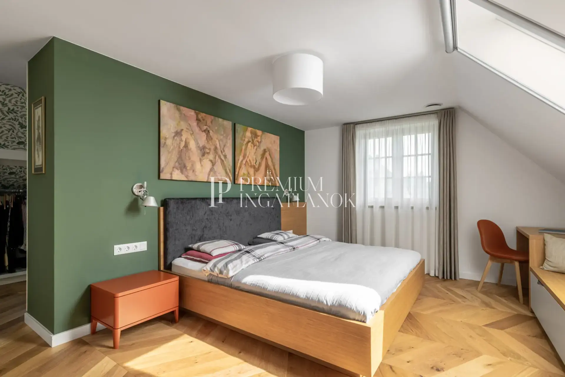 Szülői hálószoba mélyzöld falpanellel, modern ággyal és tölgyfa padlóval a szári birtokon