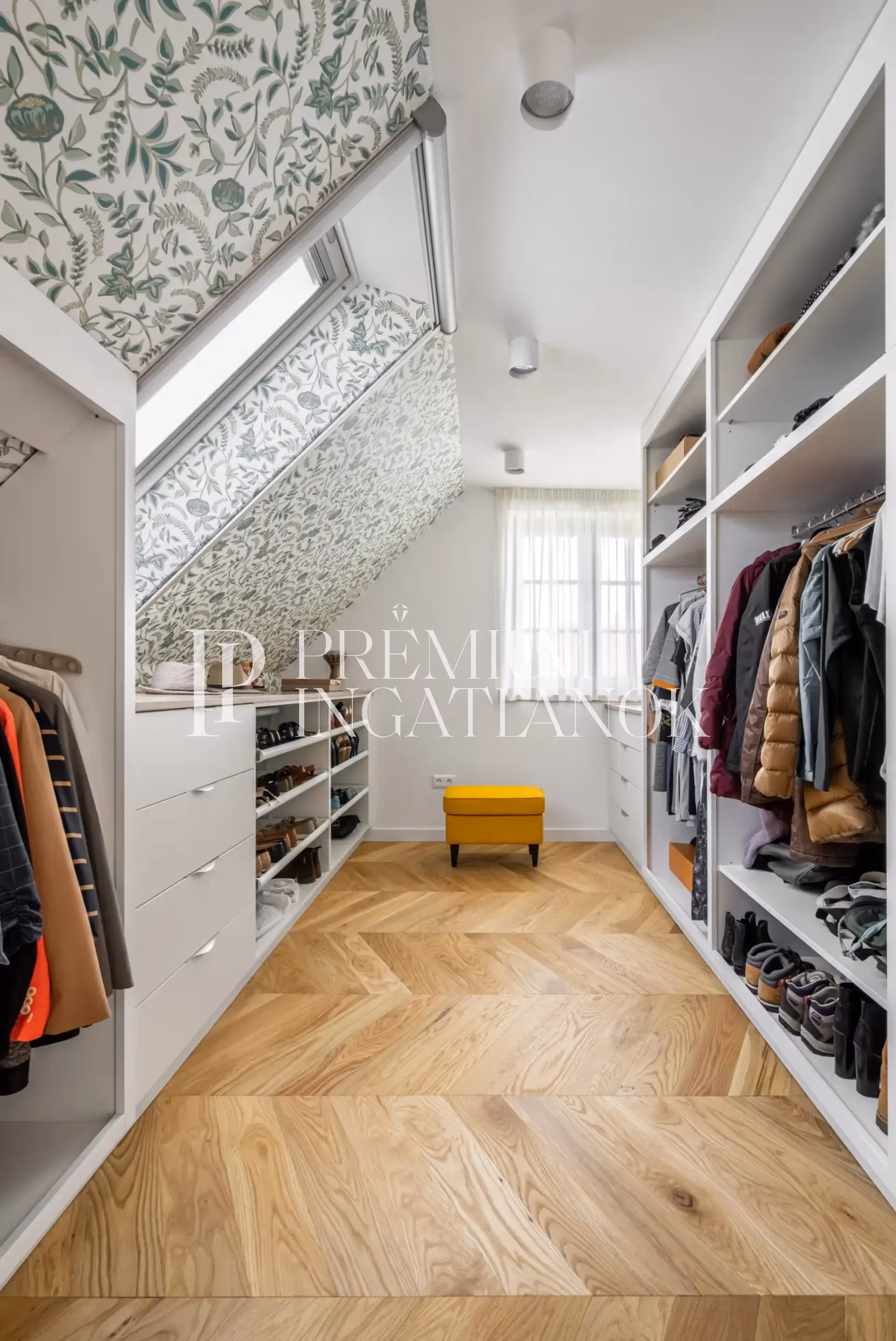 Geppetto belsőépítész által tervezett, 12,83 négyzetméteres szülői gardróbszoba platina fehér Egger bútorokkal és professzionális IKEA Komplement tárolórendszerrel.