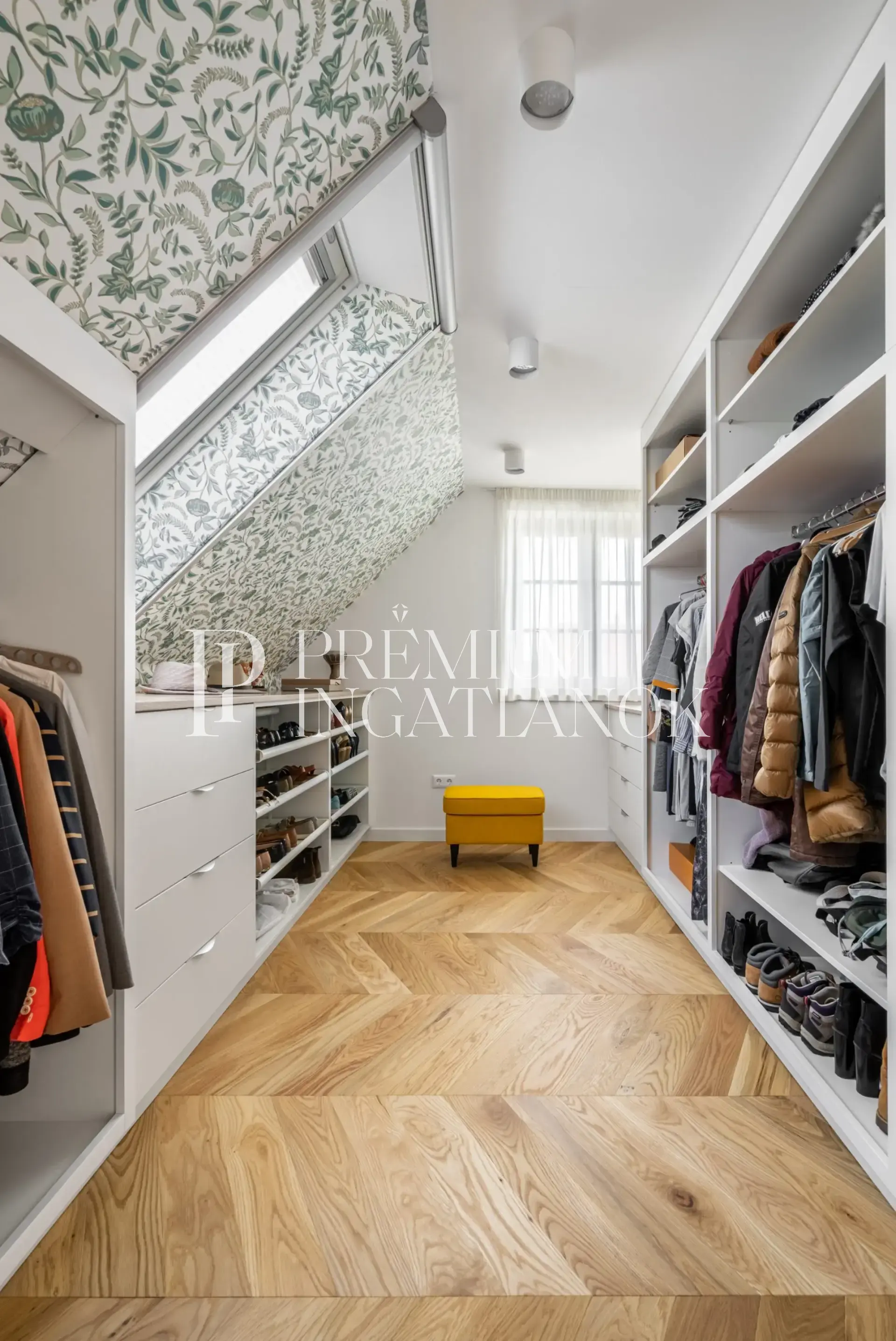 Geppetto belsőépítész által tervezett, 12,83 négyzetméteres szülői gardróbszoba platina fehér Egger bútorokkal és professzionális IKEA Komplement tárolórendszerrel.