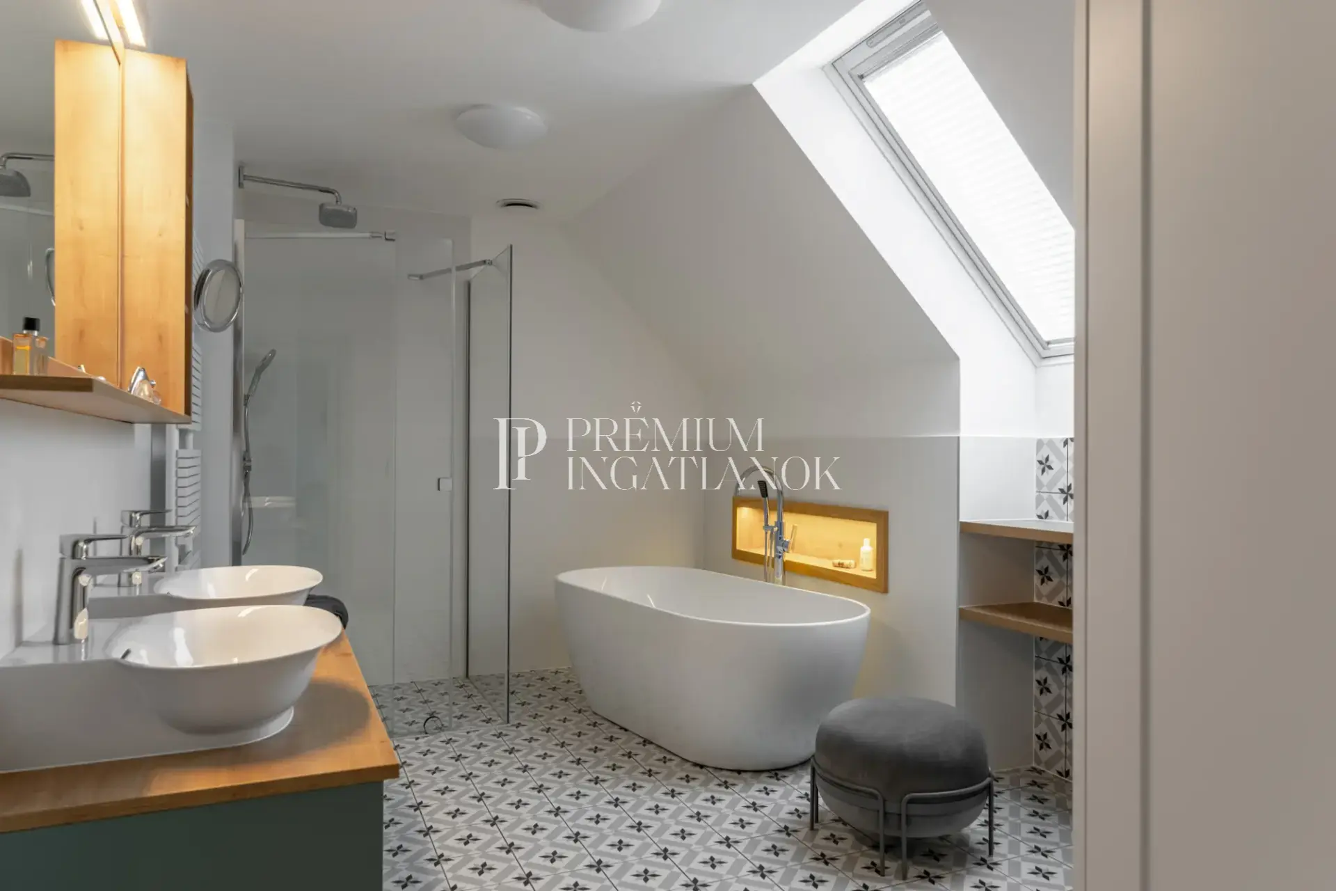 Luxus fürdőszoba szabadon álló káddal, dupla mosdóval és tetőtéri ablakkal a Geppetto tervei alapján