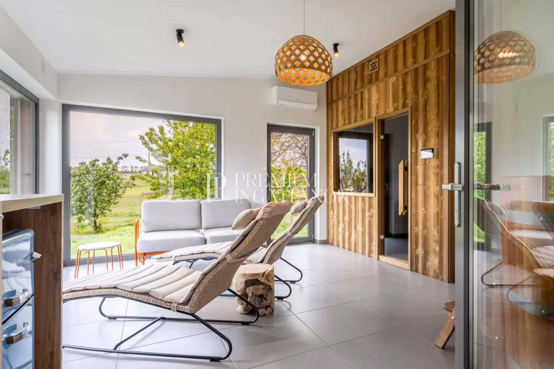 Exkluzív szauna pihenőtér üvegfalú finn szaunával, infra szaunával és épített merülőmedencével a szári birtokon