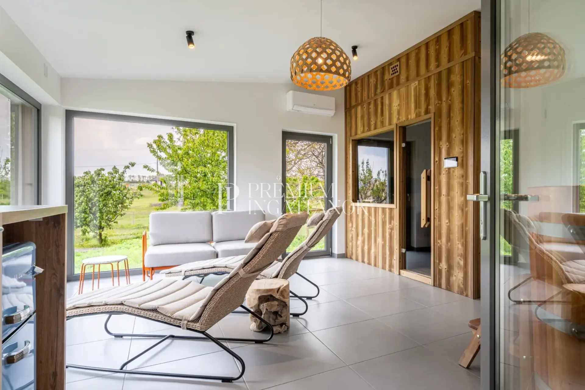 Exkluzív szauna pihenőtér üvegfalú finn szaunával, infra szaunával és épített merülőmedencével a szári birtokon