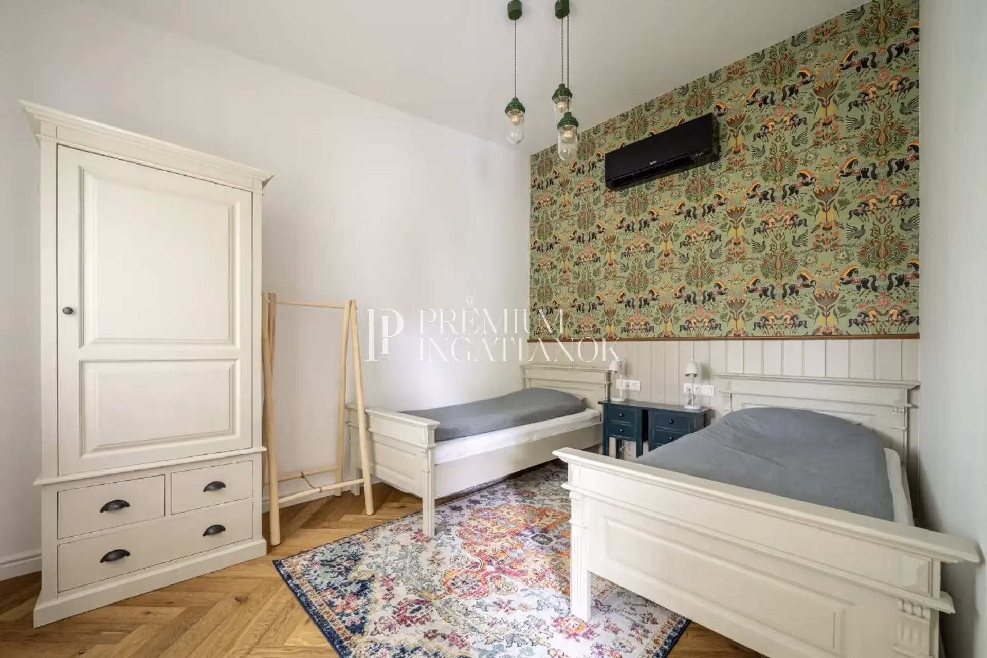 Otthonos vendégház hálószoba Teakhome újrahasznosított teakfa tárolókkal és Markslöjd világítással