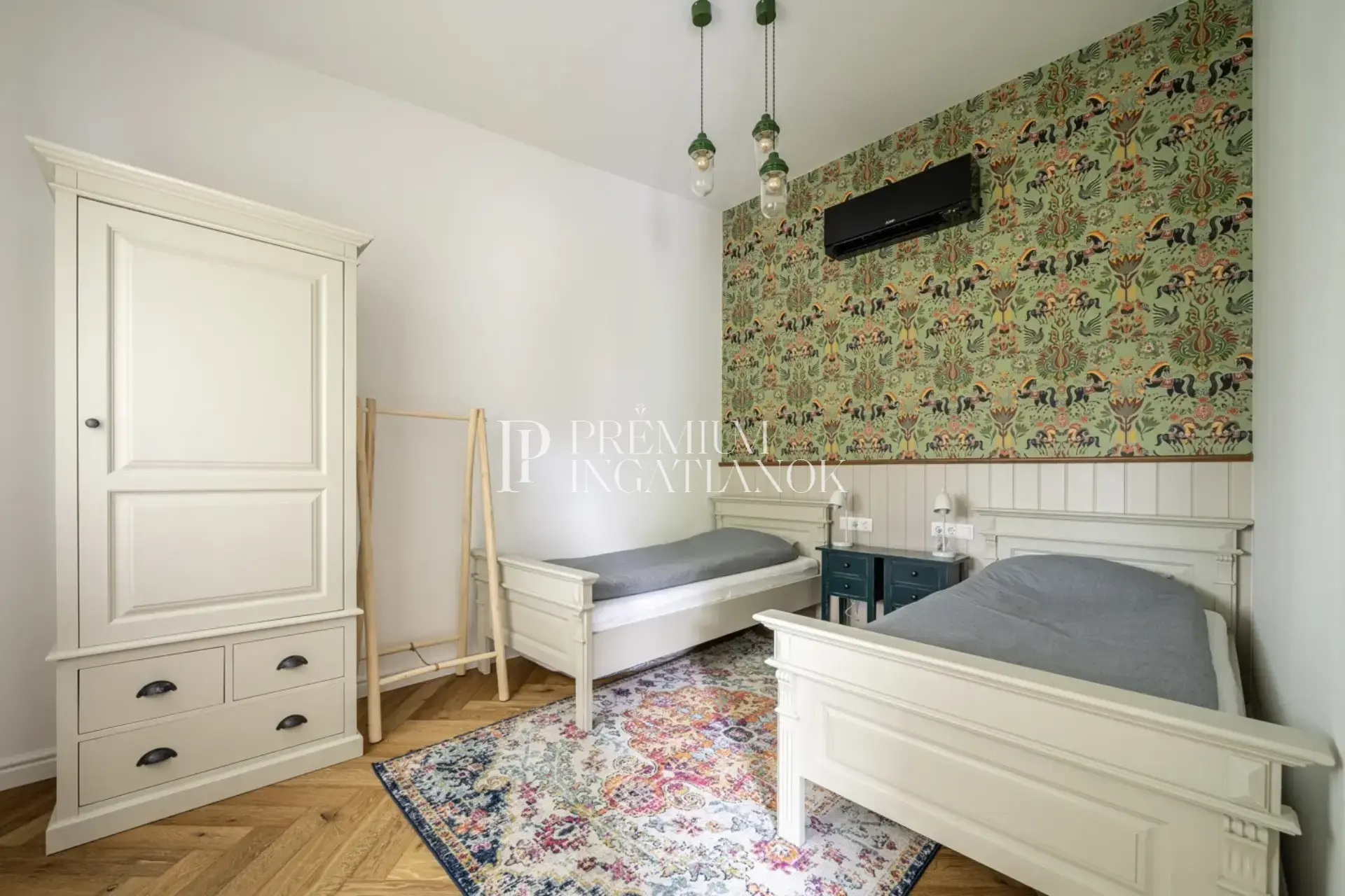 Otthonos vendégház hálószoba Teakhome újrahasznosított teakfa tárolókkal és Markslöjd világítással