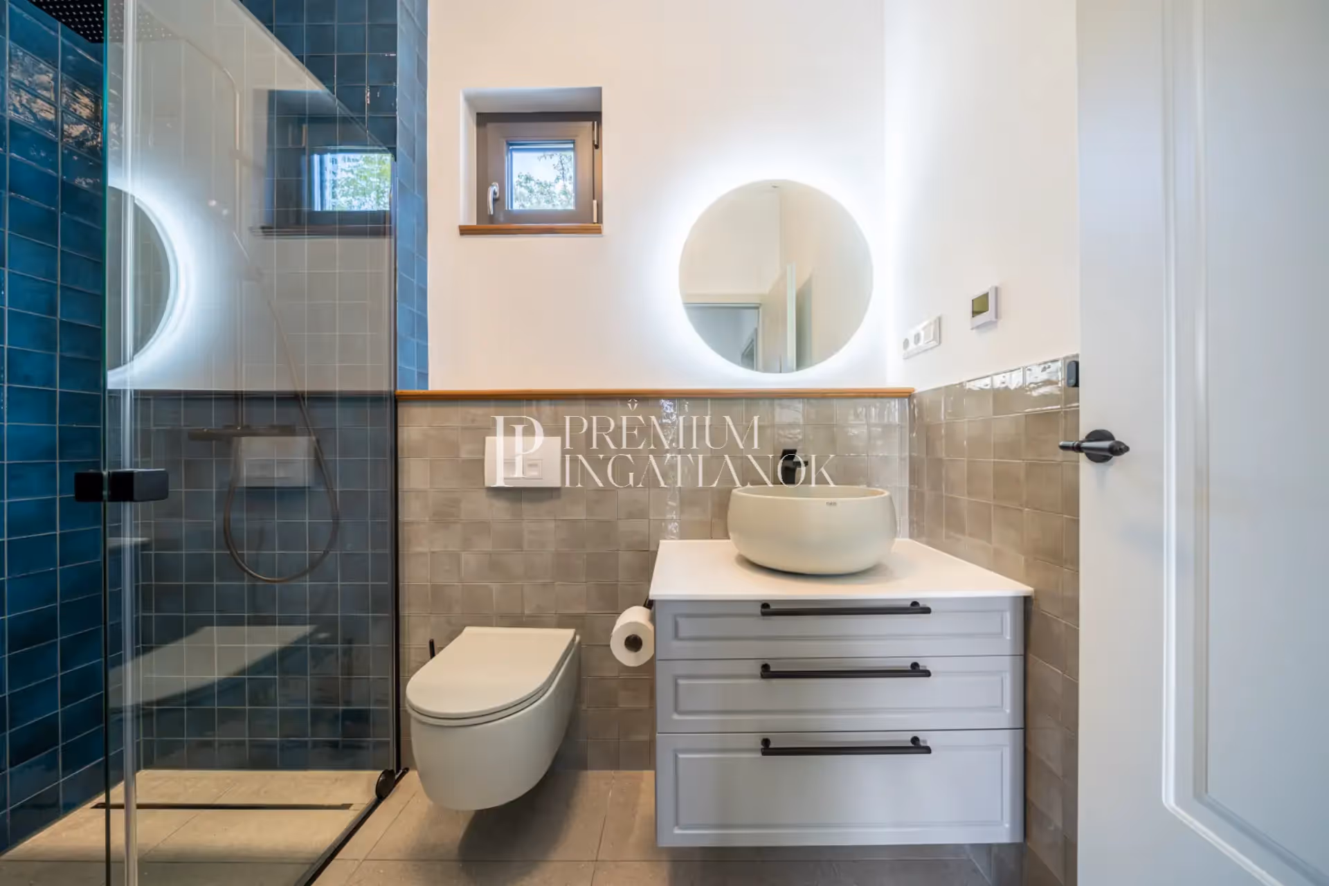 Modern wellness zuhanyzó fekete, indusztriális stílusú Hansgrohe és Bugnatese csaptelepekkel a szeparált szaunaházban