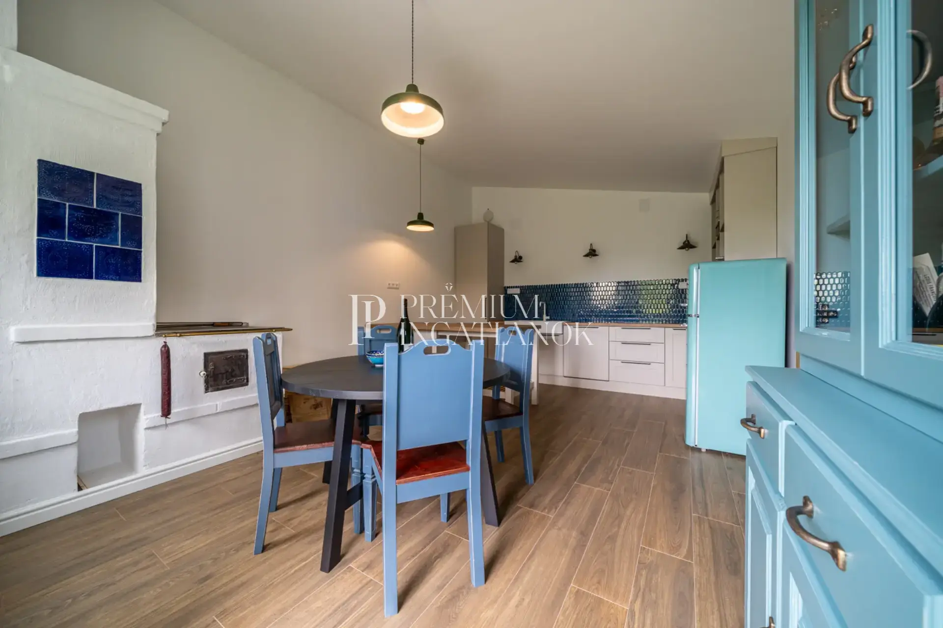 Vendégház tágas konyha-étkezője Heidi bútorstúdió tömör fenyőfa bútoraival és skandináv design elemekkel.