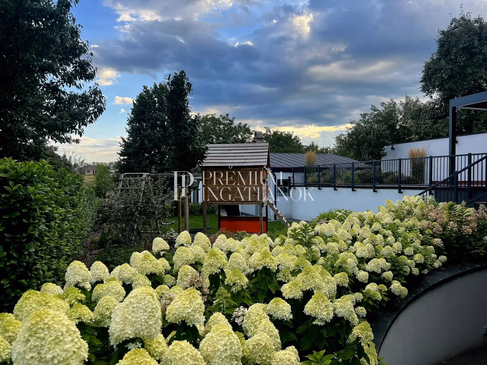 Pompás virágágyások és gondozott növényzet a szári prémium birtok 1500 négyzetméteres kertjében.