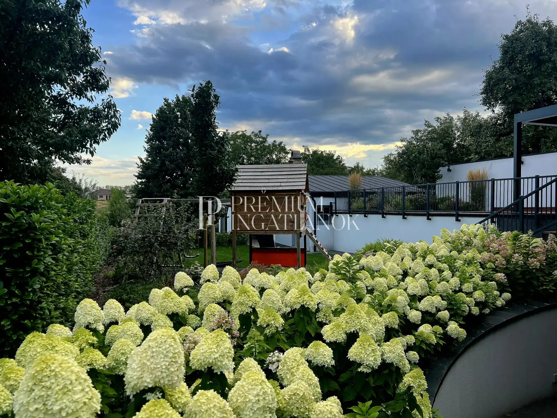 Pompás virágágyások és gondozott növényzet a szári prémium birtok 1500 négyzetméteres kertjében.