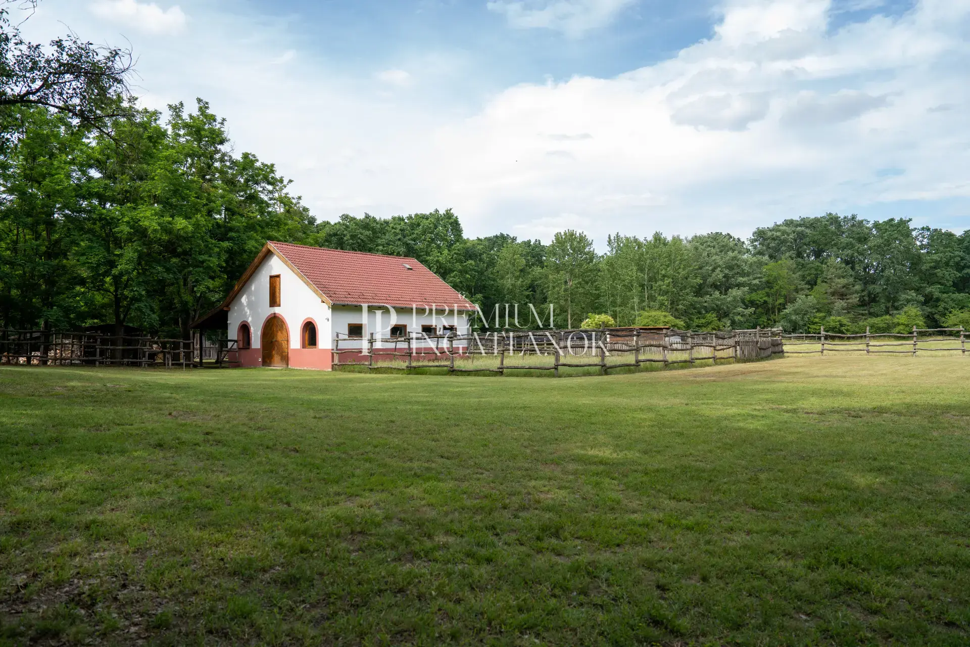Debrecen közelében - Erdei kúria és lovasbirtok 