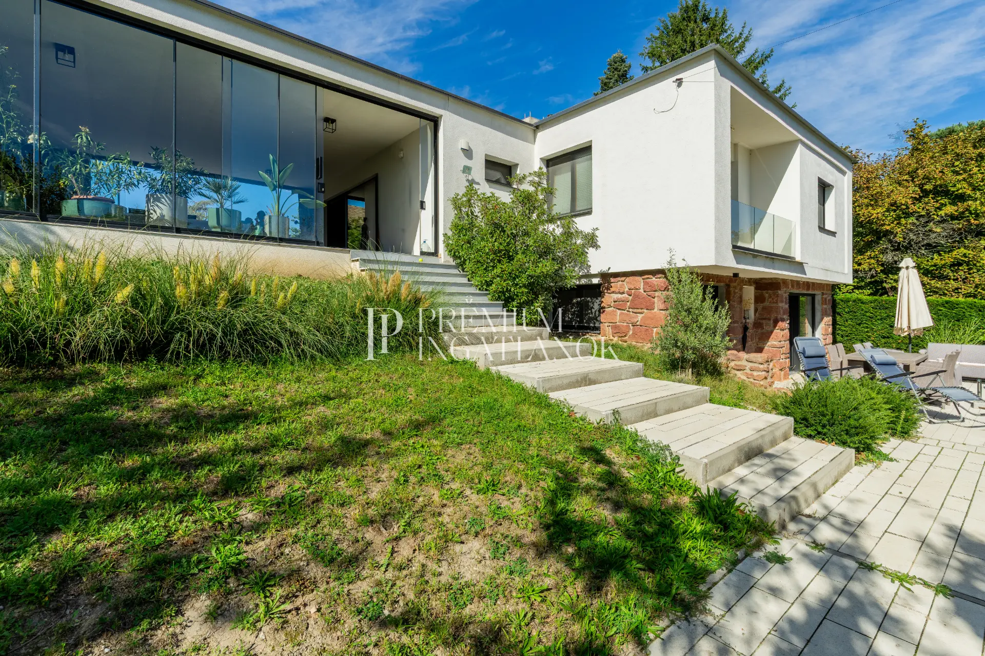 8256 Ábrahámhegy - Újszerű medencés ház nagy telekkel