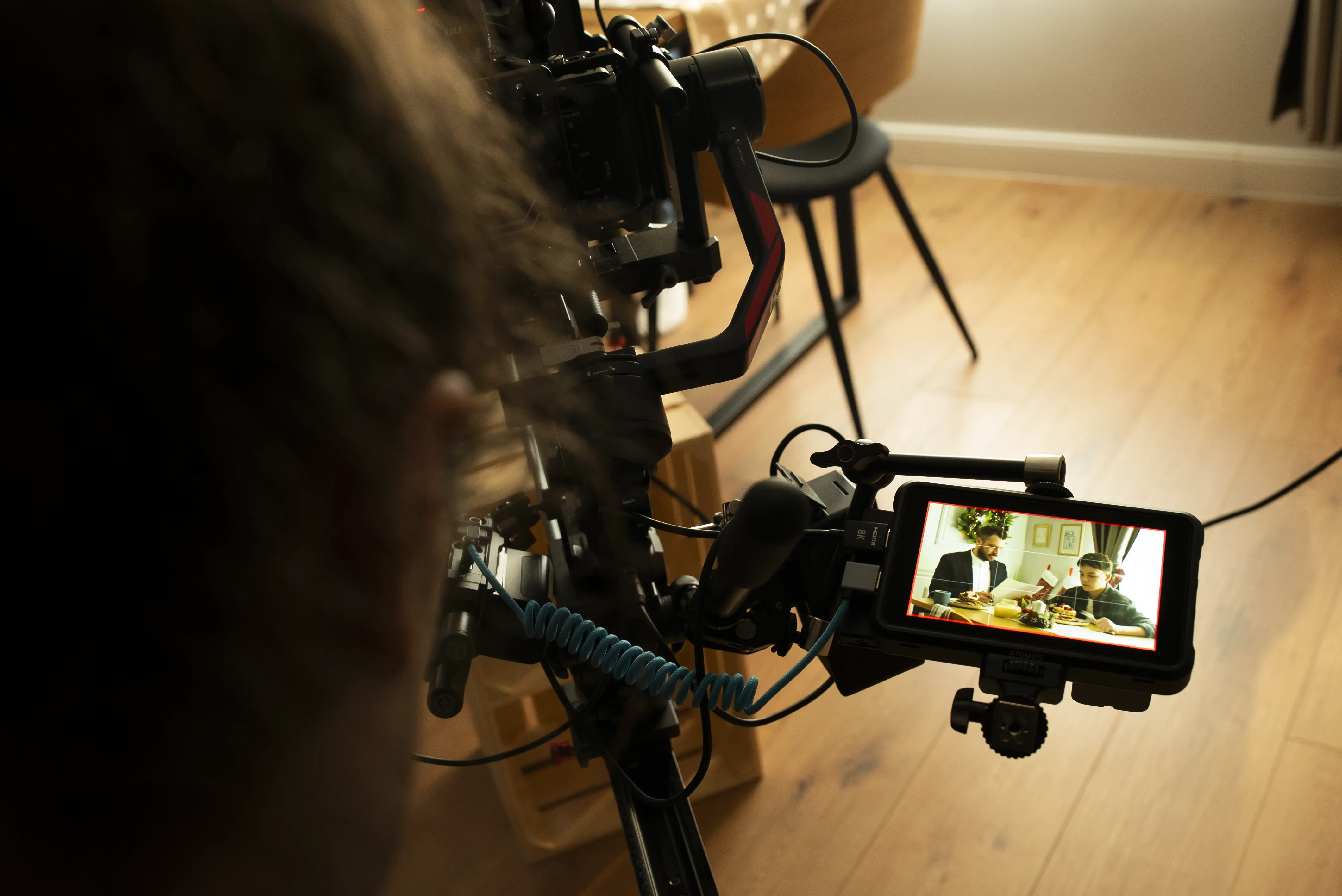 Imagine pe set dintr-o producție video.