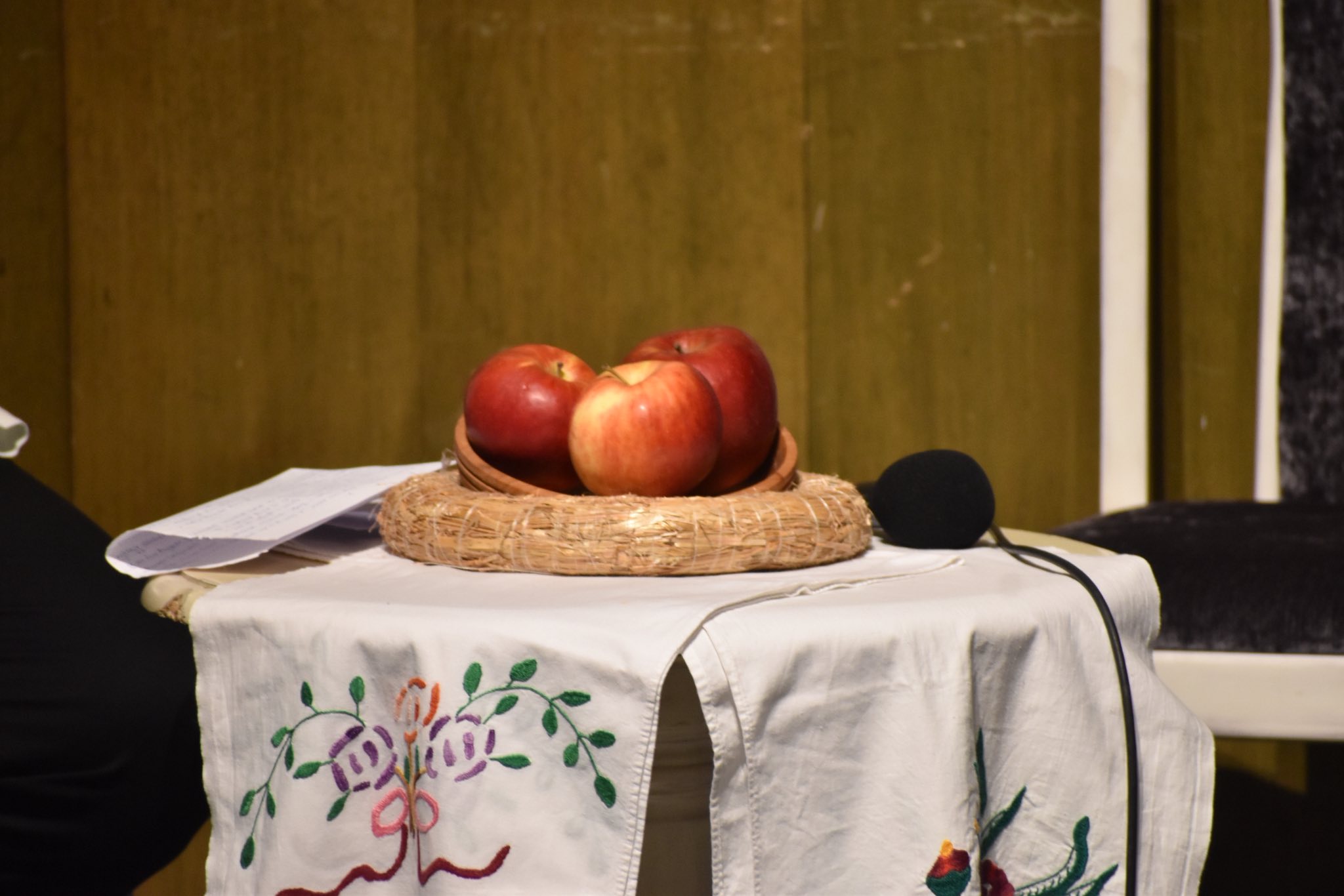 Ukrašen sto na pozornici