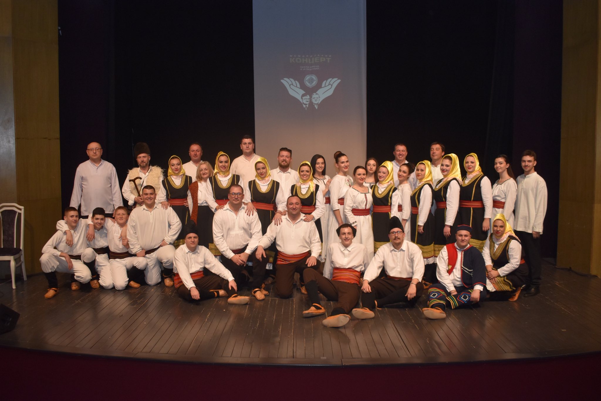 Članovi Udruženja na pozornici