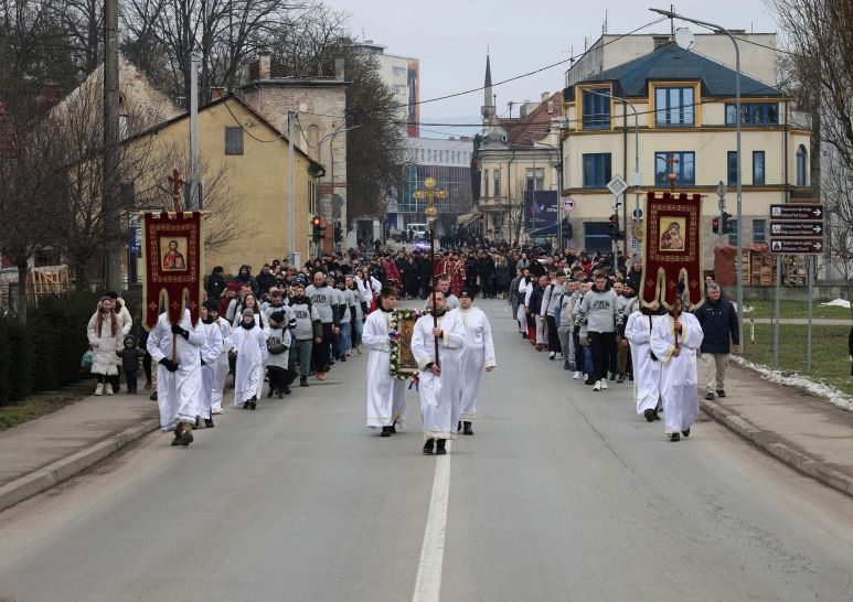 Slika kolone dok nose litiju