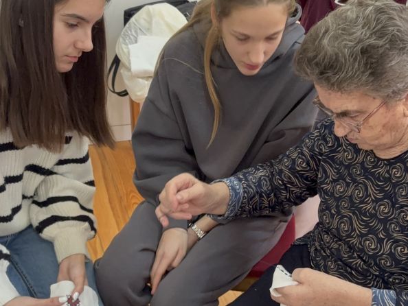 Stara baka pokazuje vez