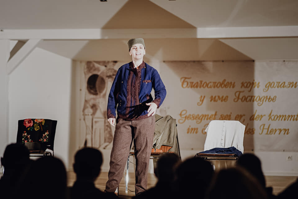 Slika Milunke u toku izvođenja predstave