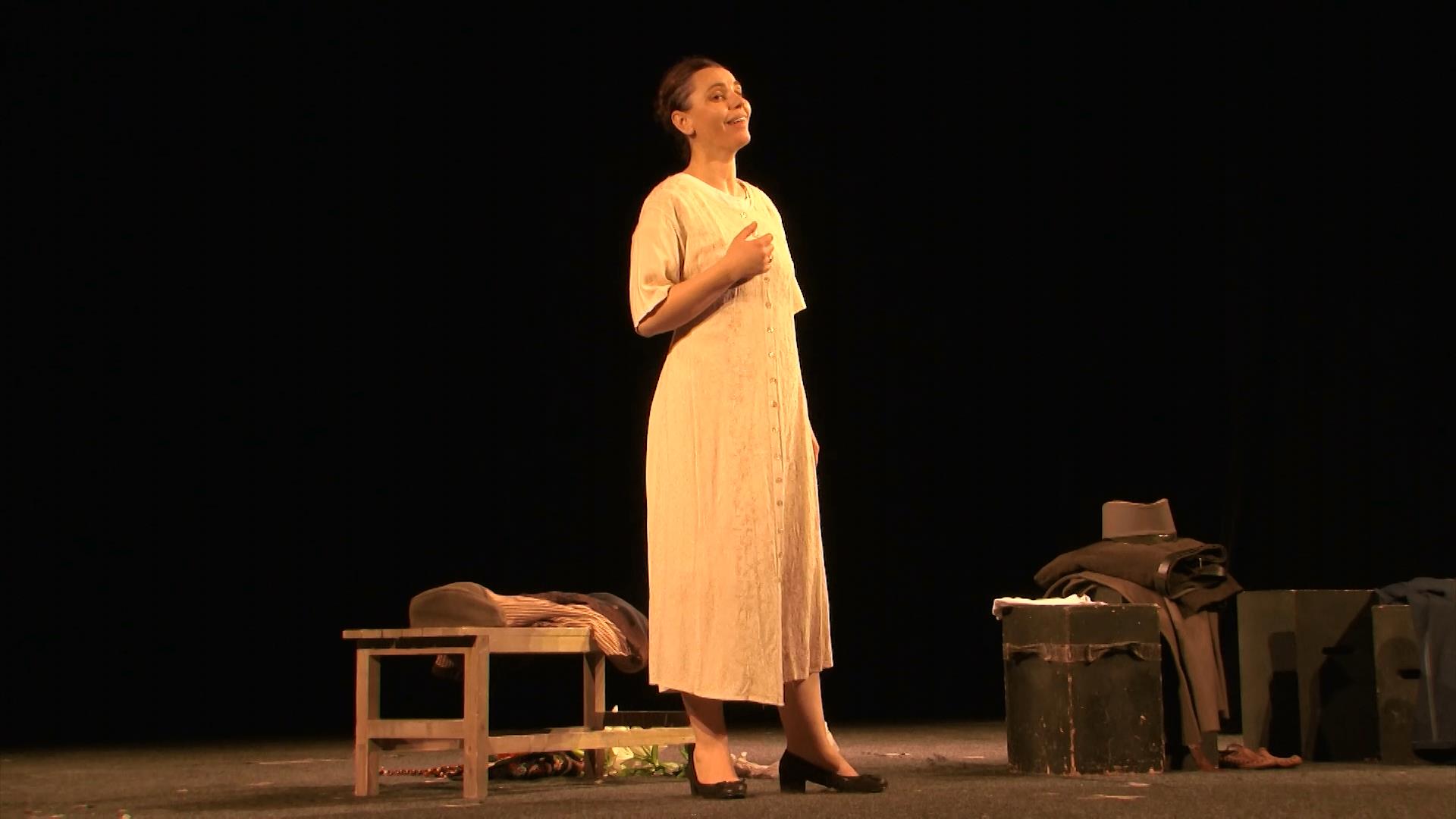 Slika Milunke u toku izvođenja predstave