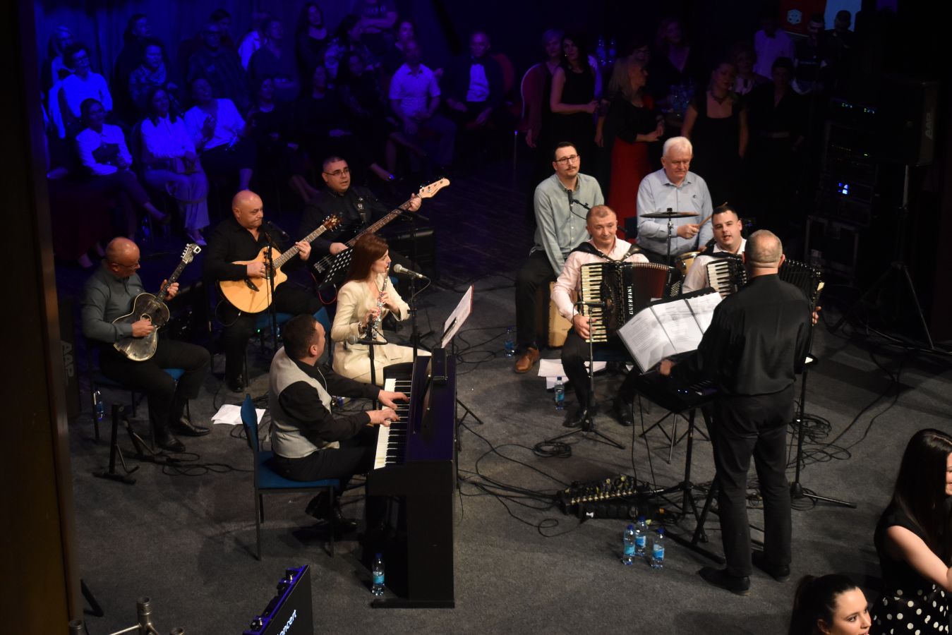 Оркестар и пјевачке групе Удружења за очување традиције на осмомартовском концерту