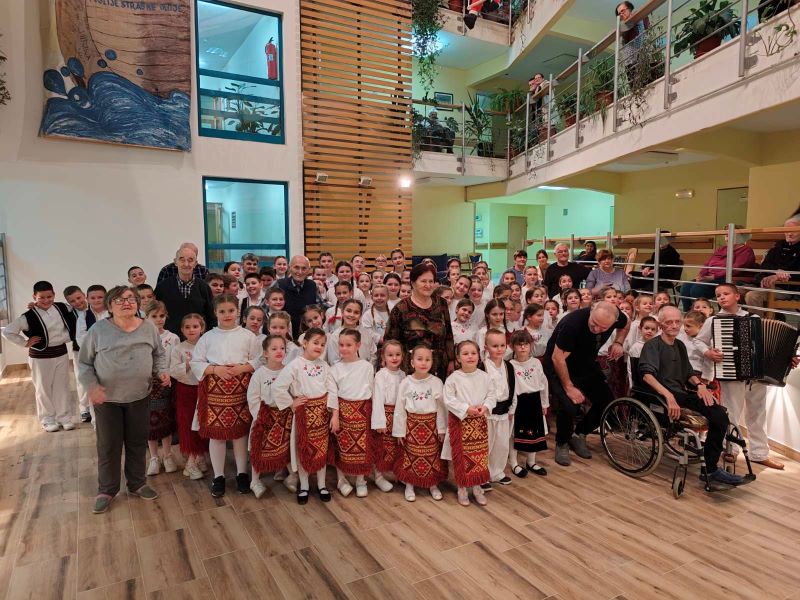 Наступ дјеце из Школе народних игара Удружења за очување традиције у Дому за старија лица Приједор