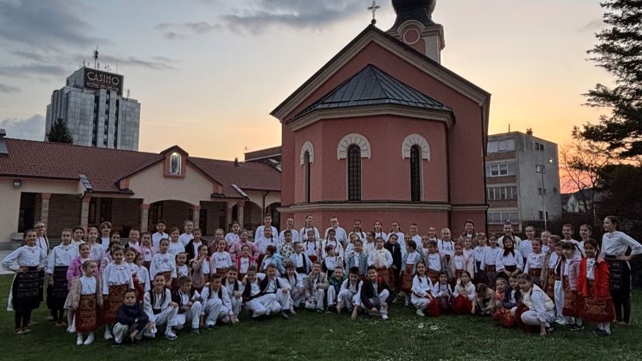 Дјеца из Школе народних игара Удружења за очување традиције током наступа у Дому за старија лица