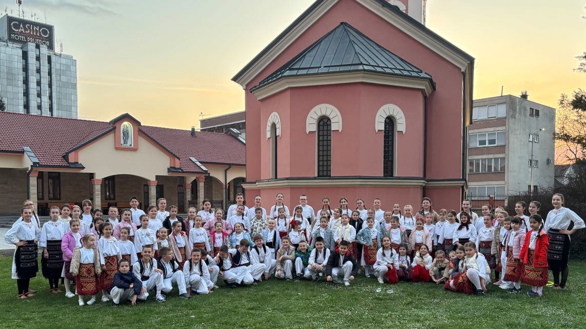 Малишани из Удружења за очување традиције изводе народне игре за кориснике Дома за старија лица Приједор