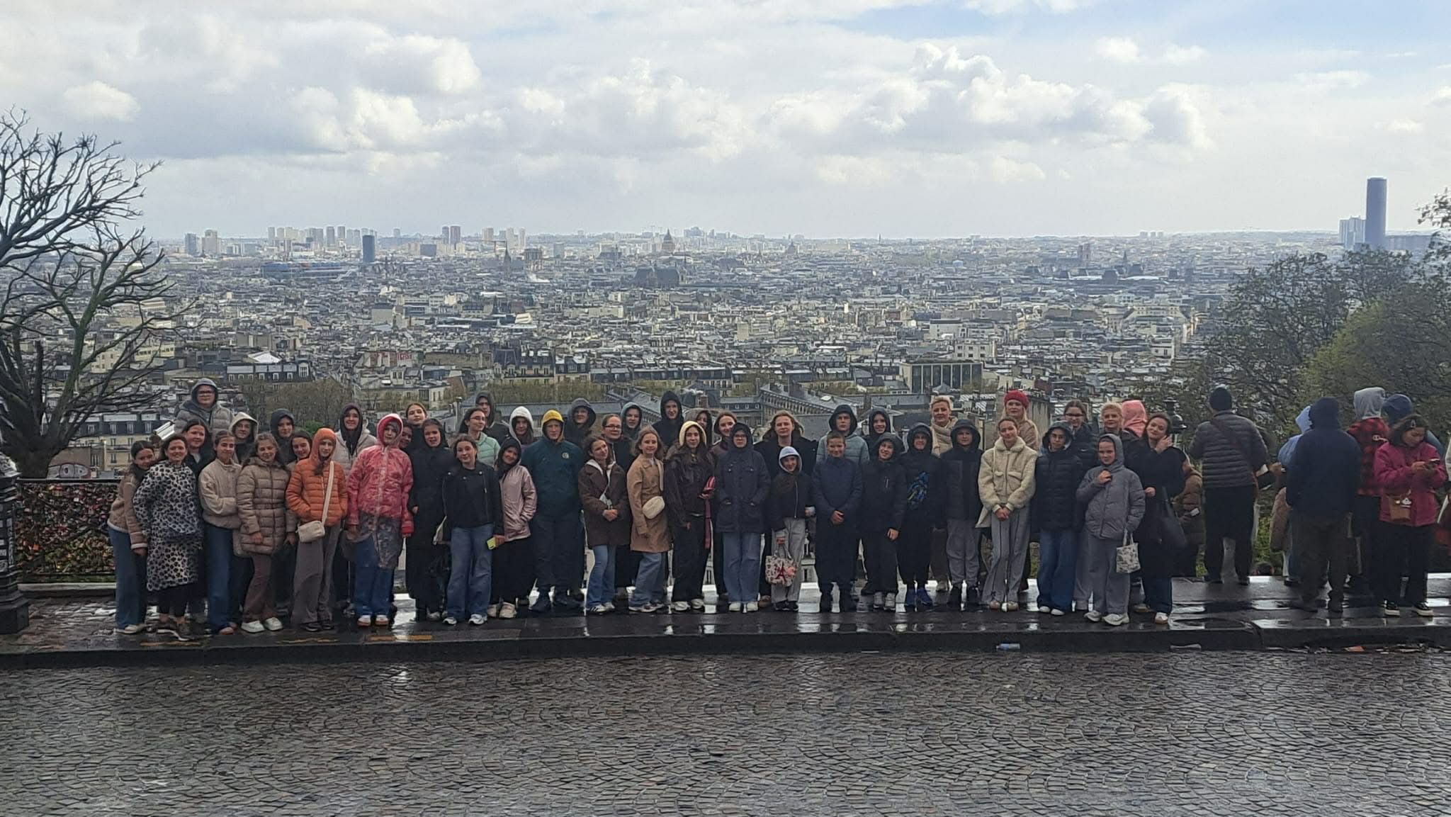 Чланови Удружења за очување традиције у Паризу током учешћа на Међународном фестивалу фолклора „City of Lights“