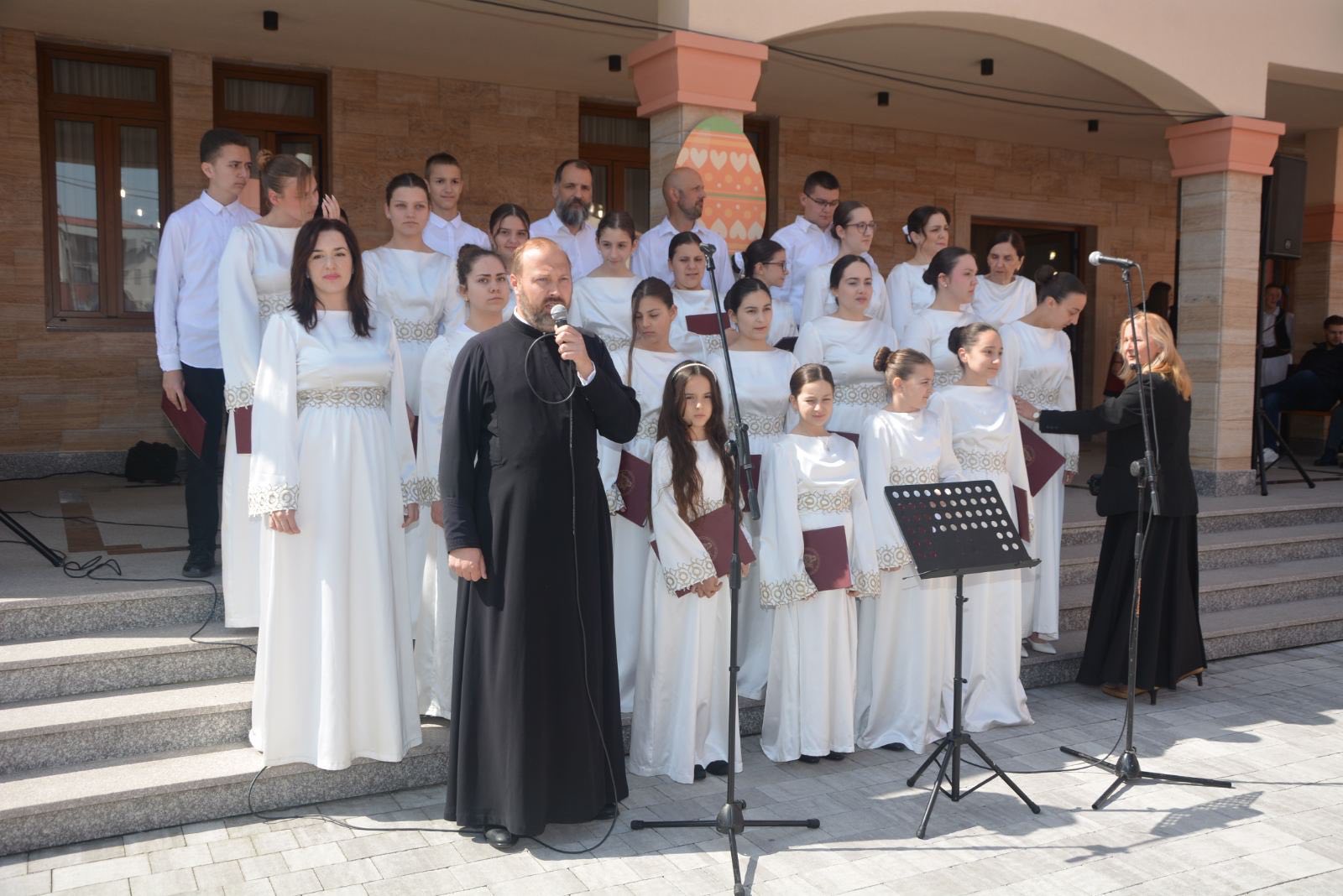 Ново декоративно васкршње јаје Удружења за очување традиције постављено у порти Храма Свете Тројице у Приједору