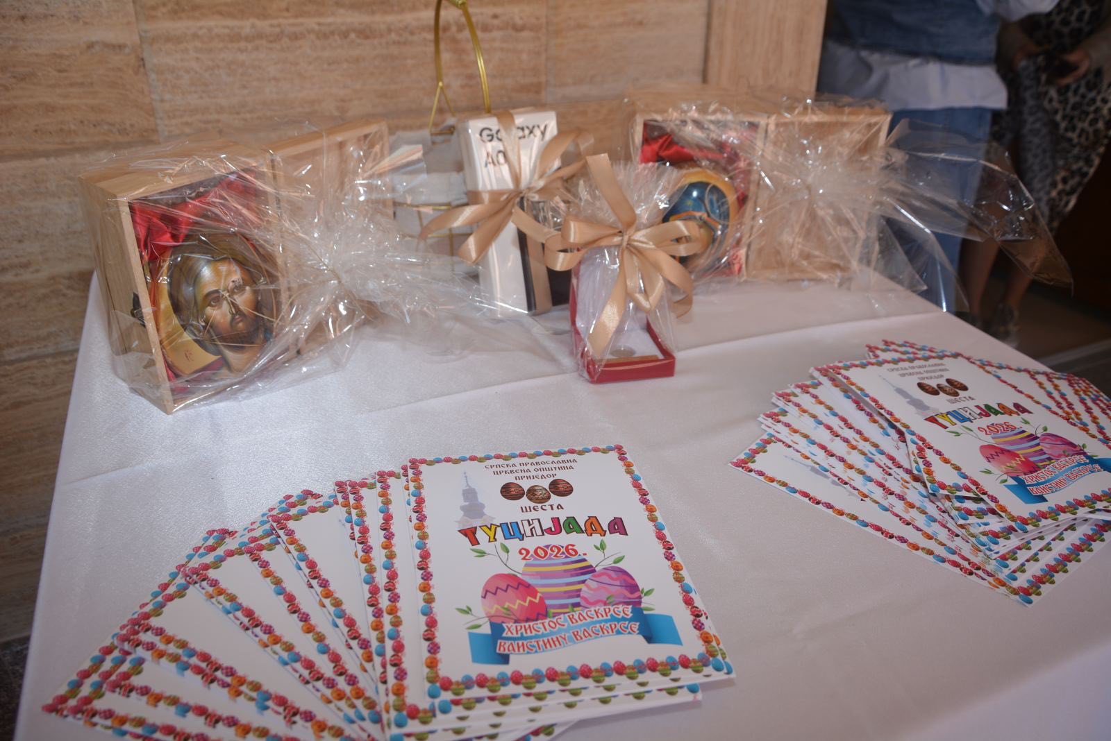 Учесници шесте Васкршње Туцијаде у Приједору окупљени у порти Храма Свете Тројице