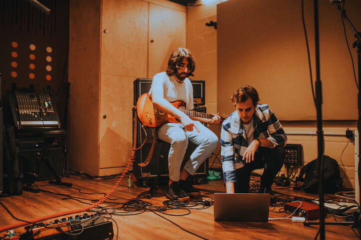 Lundinke guitar player newsletter