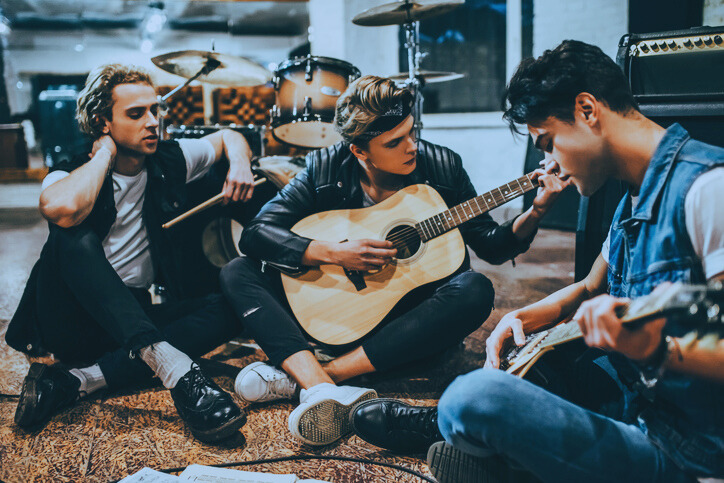 Lundinke guitar player newsletter