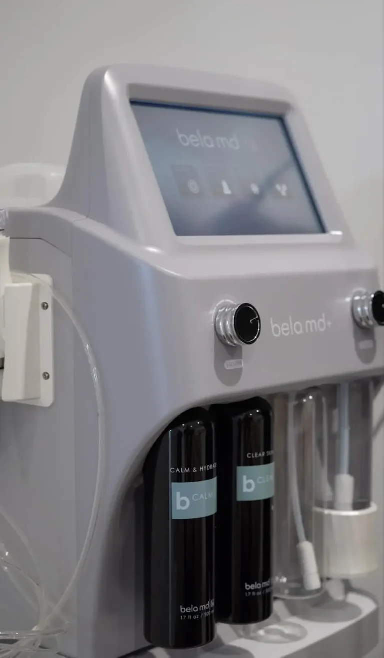 Appareil Bela MD+ avec écran tactile, flacons de sérum Calm & Hydrate et Clear Skin intégrés. Clinique skinin