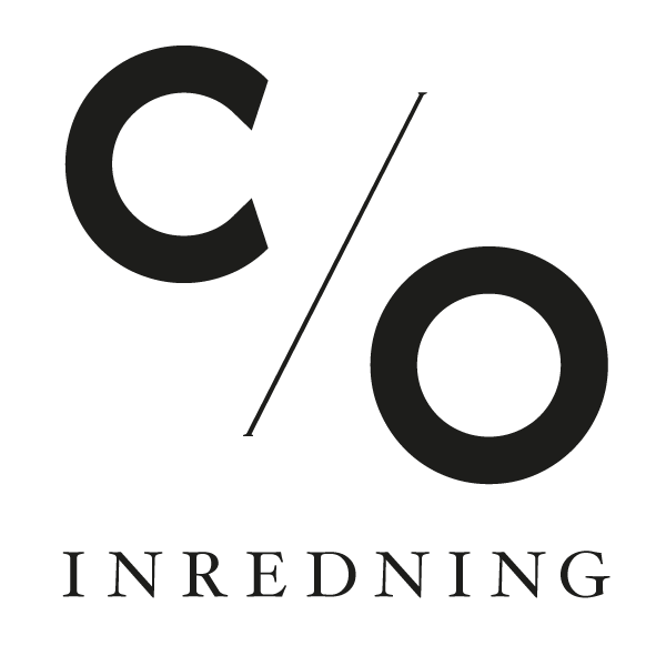 Logo featuring stylized letters 'c/o' above the word 'INREDNING' in uppercase serif font.