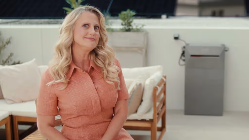 Barbara Schöneberger sitting / still capture from the Kleines Kraftwerk campaign