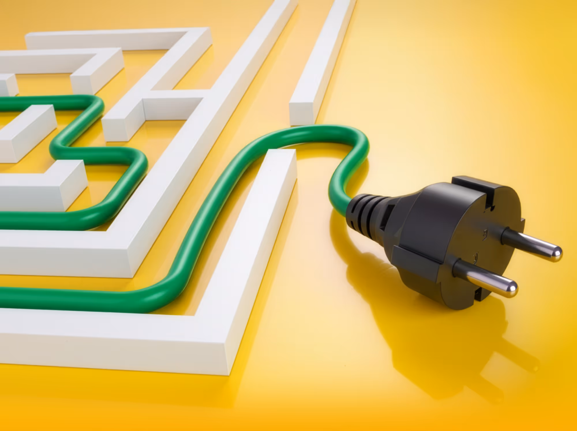 Een groene stroomkabel die een wit doolhof over een gele achtergrond volgt.