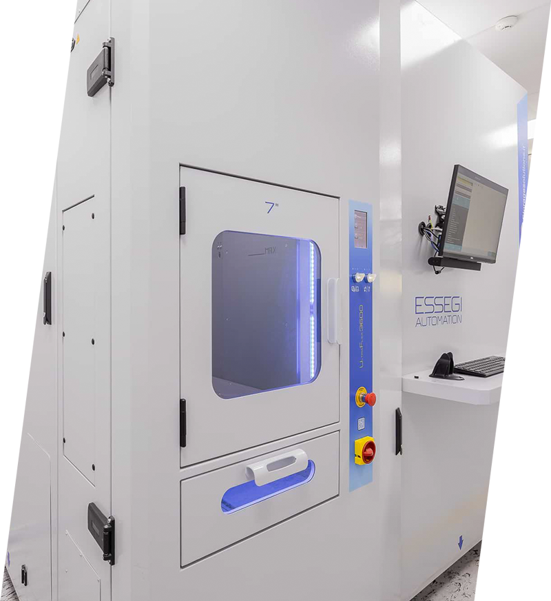 Máquina industrial branca com painel de controlo azul e ecrã, teclado e rato numa mesa lateral, com o logotipo ESSEGI Automation.