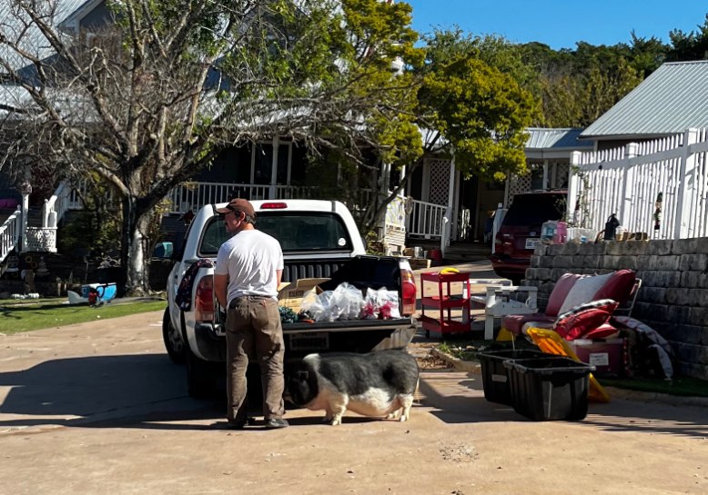 image of customer service environment (for a ecommerce)