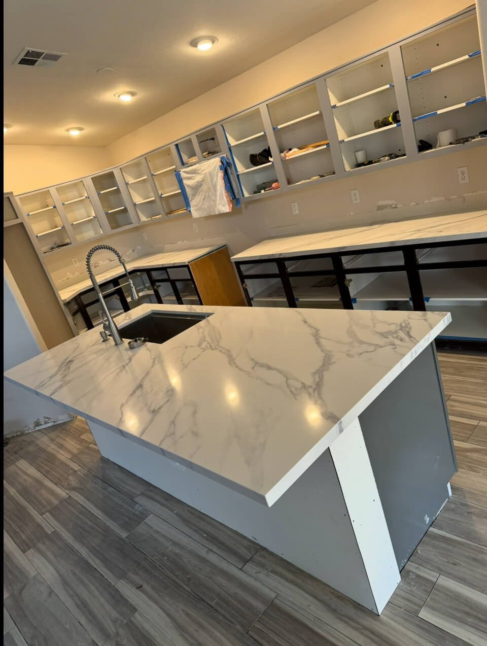 a Image of a kitchen Countertop with beautiful white quartz black greyish veins calacatta style
