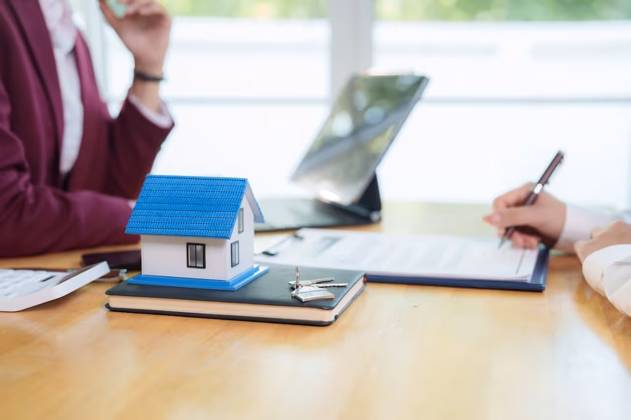 Zwei Personen unterzeichnen eine Partnerschaft