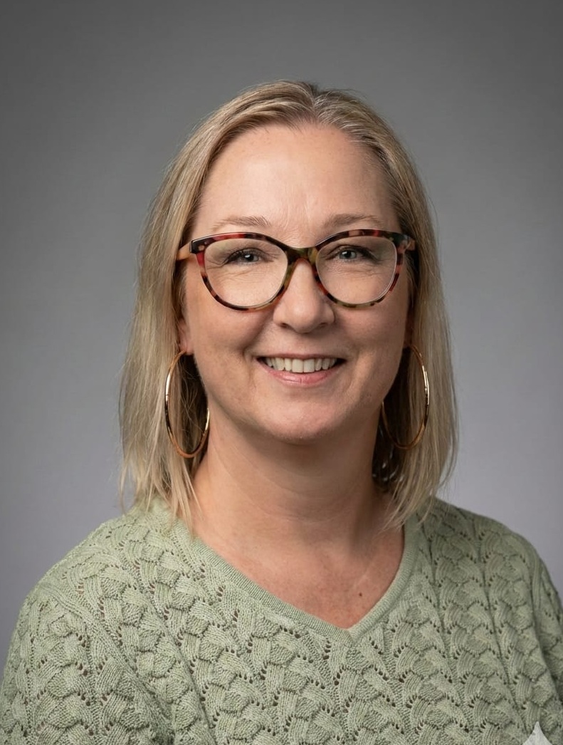 advisory-services-professional-consultant-portrait-smiling-female-expert