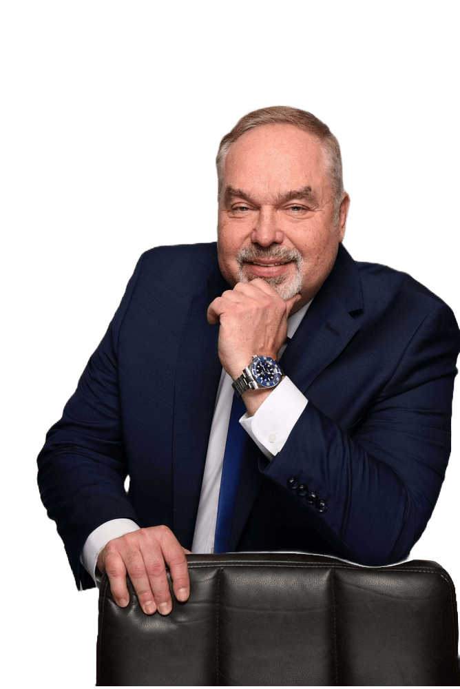 Rechtsanwalt Weidner im Porträt, lächelnd, aufgelehnt auf einem Bürostuhl