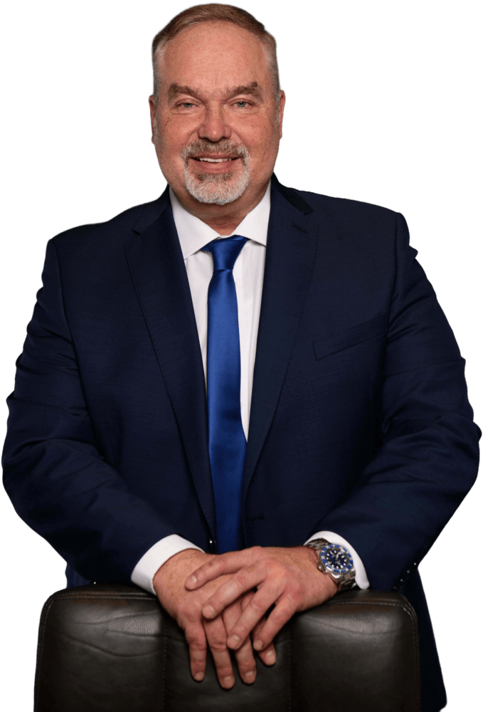 Rechtsanwalt Weidner im Porträt, lächelnd, aufgelehnt auf einem Bürostuhl